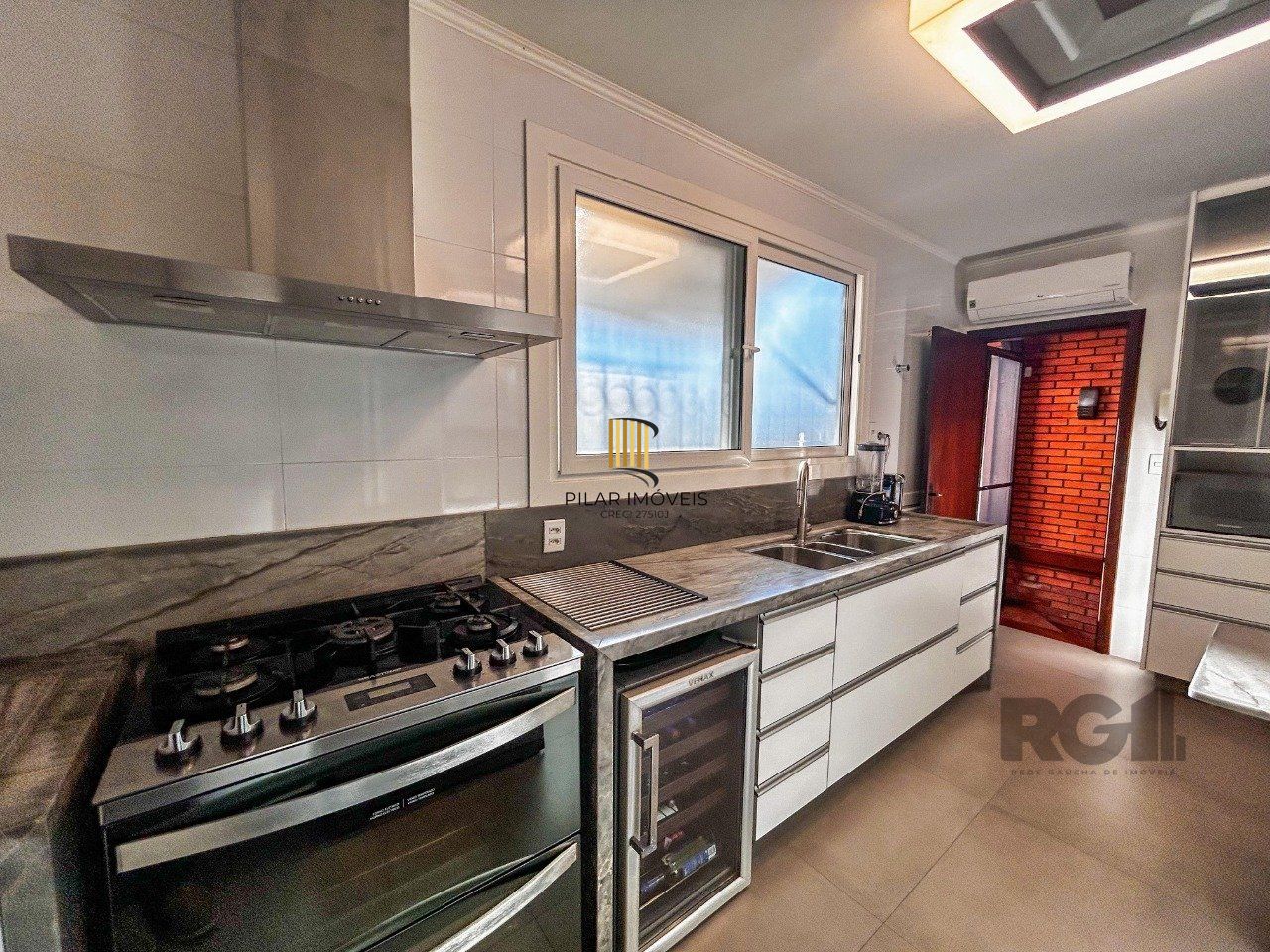 Casa 3 dormitórios, suíte, lareira, churrasqueira,, pátio, vaga garagem com 309 m² privativos.