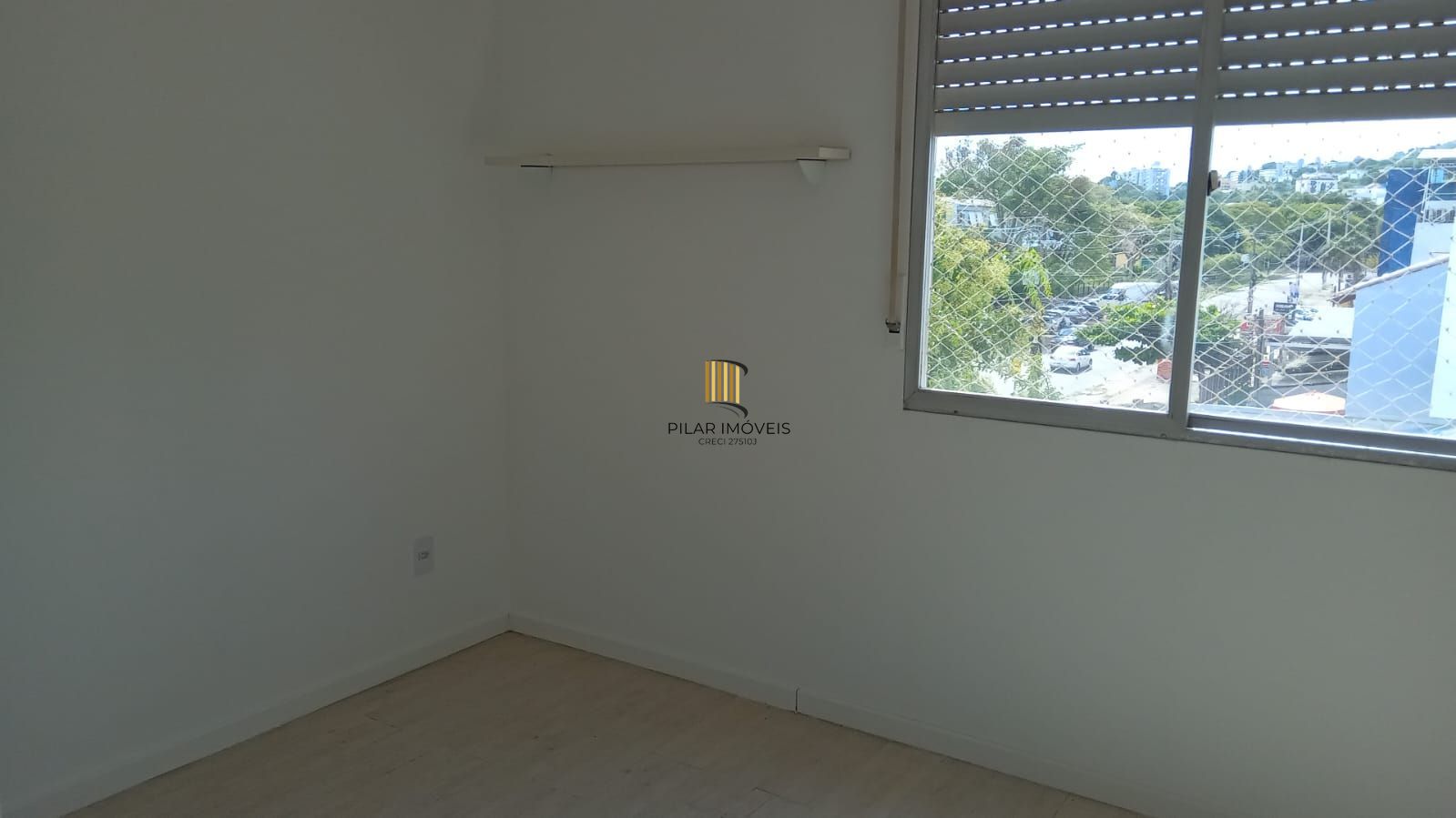 Apartamento de 2 dormitórios reformado com garagem escriturada fechada !