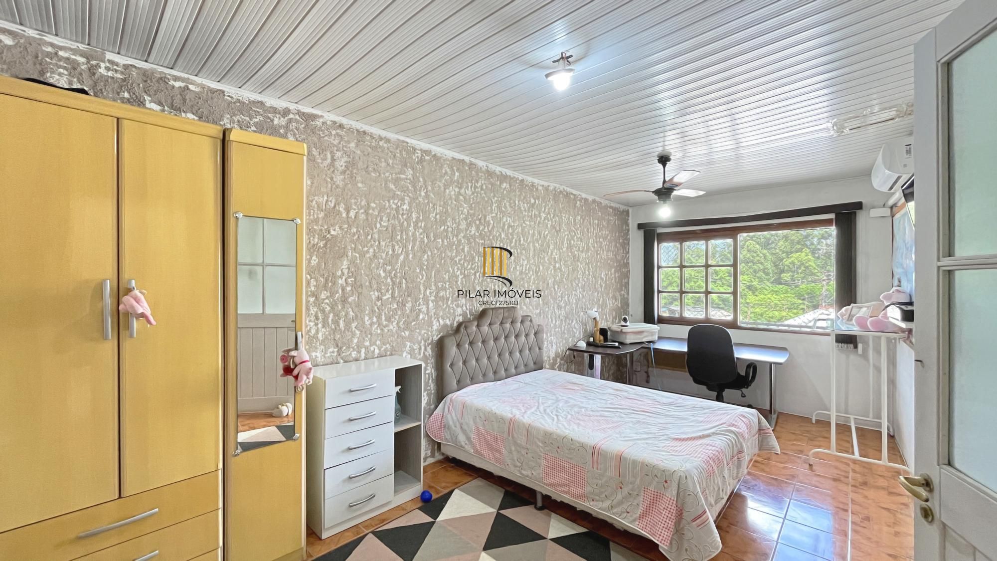 Casa de 156m², com 3 dormitórios, 1 suíte em terreno de 450m²; na Vila Nova