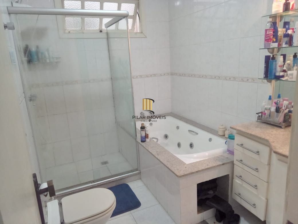 Casa sobrado  Comercial e Residencial de 4 dormitórios e 6 banheiros e 5 vagas de garagem
