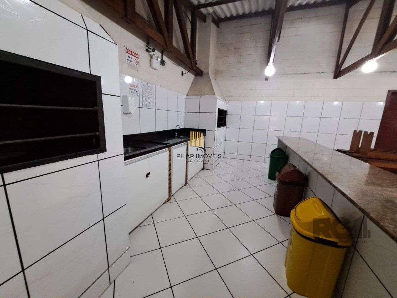 Apartamento semimobiliado de 2 dormitórios no bairro Vila Nova