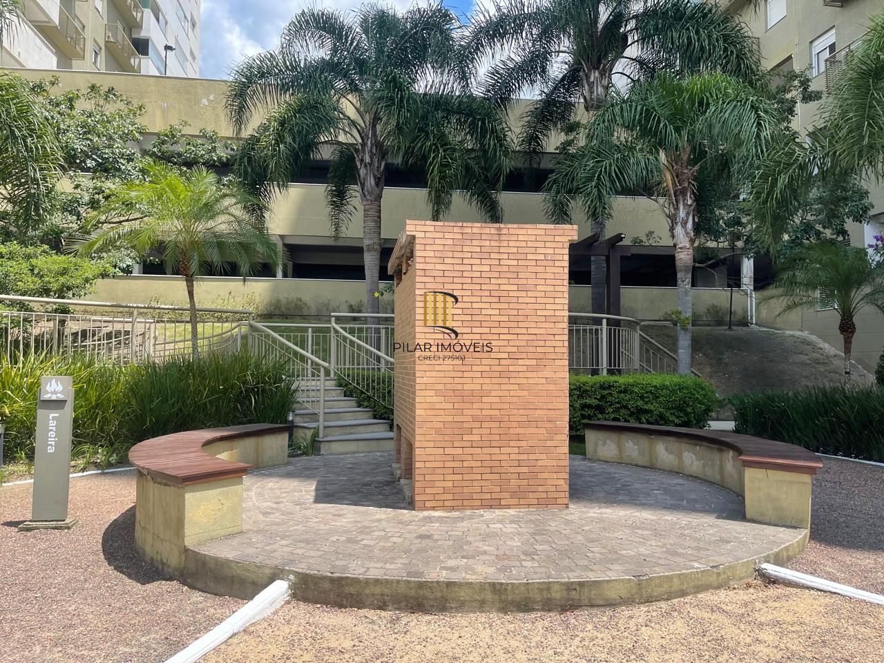 Impecável apartamento semimobiliado, 2 dormitórios, 2 banheiros e 1 vaga coberta