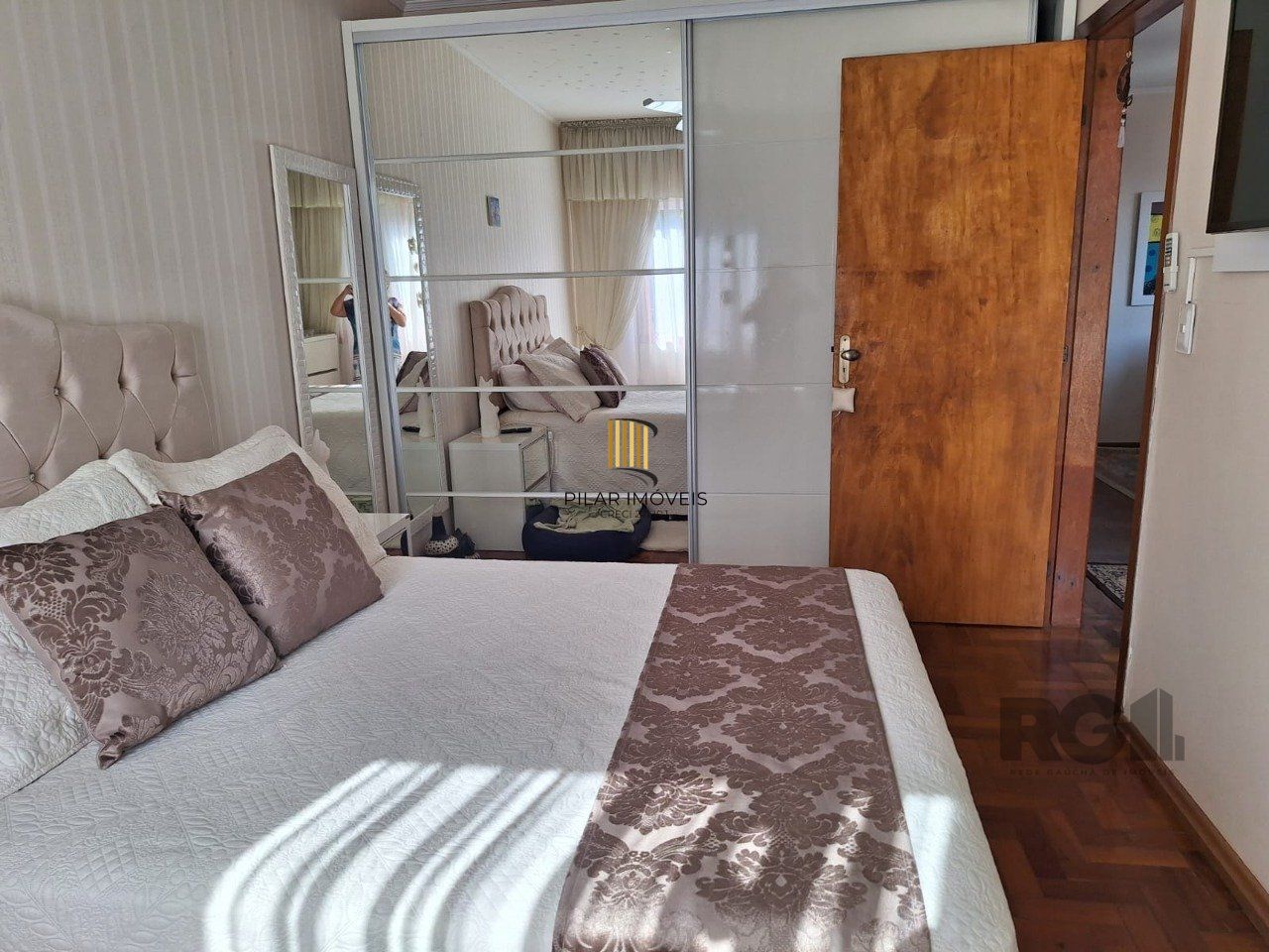 APARTAMENTO 2 DORMITORIOS, GARAGEM COBERTA, DEPEDENCIA DE EMPREGADA, TERCEIRO ANDAR NO PASSO DA AREIA, PORTO ALEGRE RS