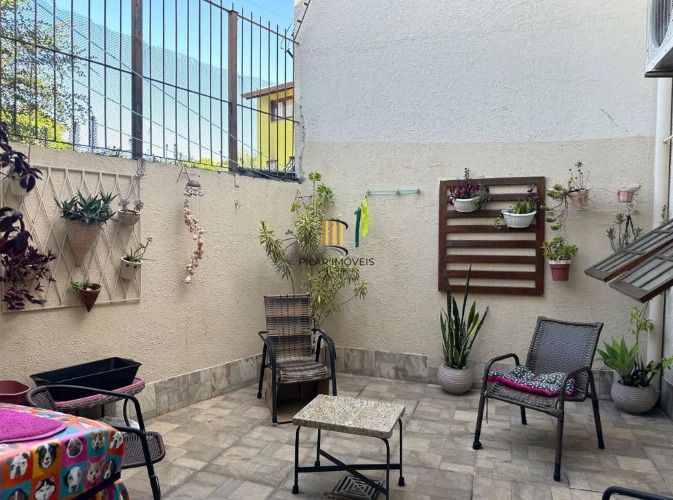 Sobrado amplo em condomínio de 3 dormitórios, um deles suíte, no bairro Ipanema