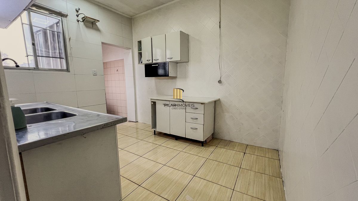 Apartamento com 02 quartos e 01 vaga, no Bairro Navegantes em Porto Alegre