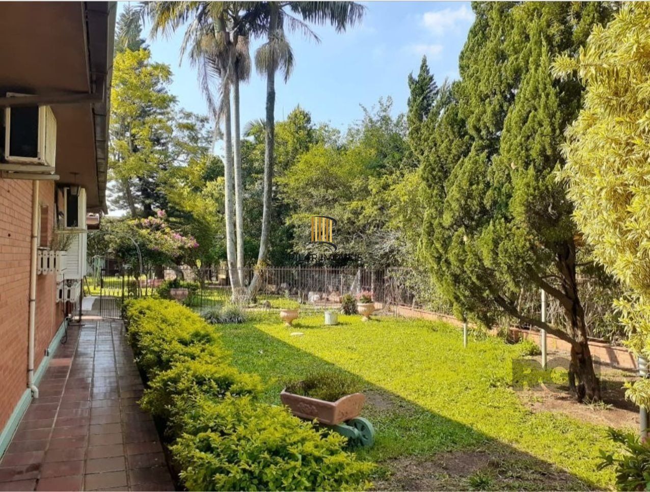 Casa com 2 quartos, vaga de garagem, churrasqueira, com 200m² privativos no centro de Esteio/RS