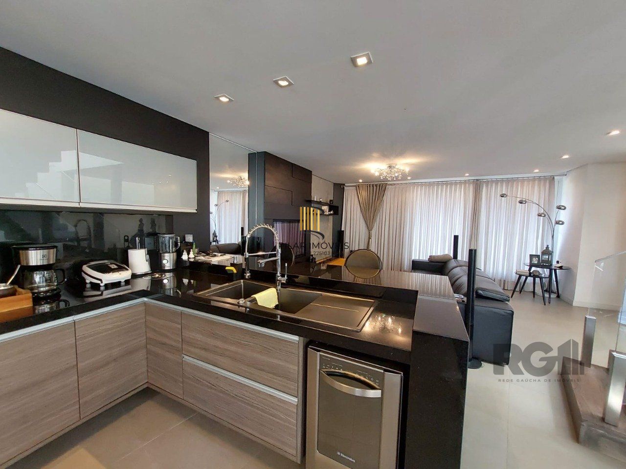 Casa para Venda - 296m², 3 dormitórios, sendo 1 suites, 3 vagas - Vila Nova, Porto Alegre