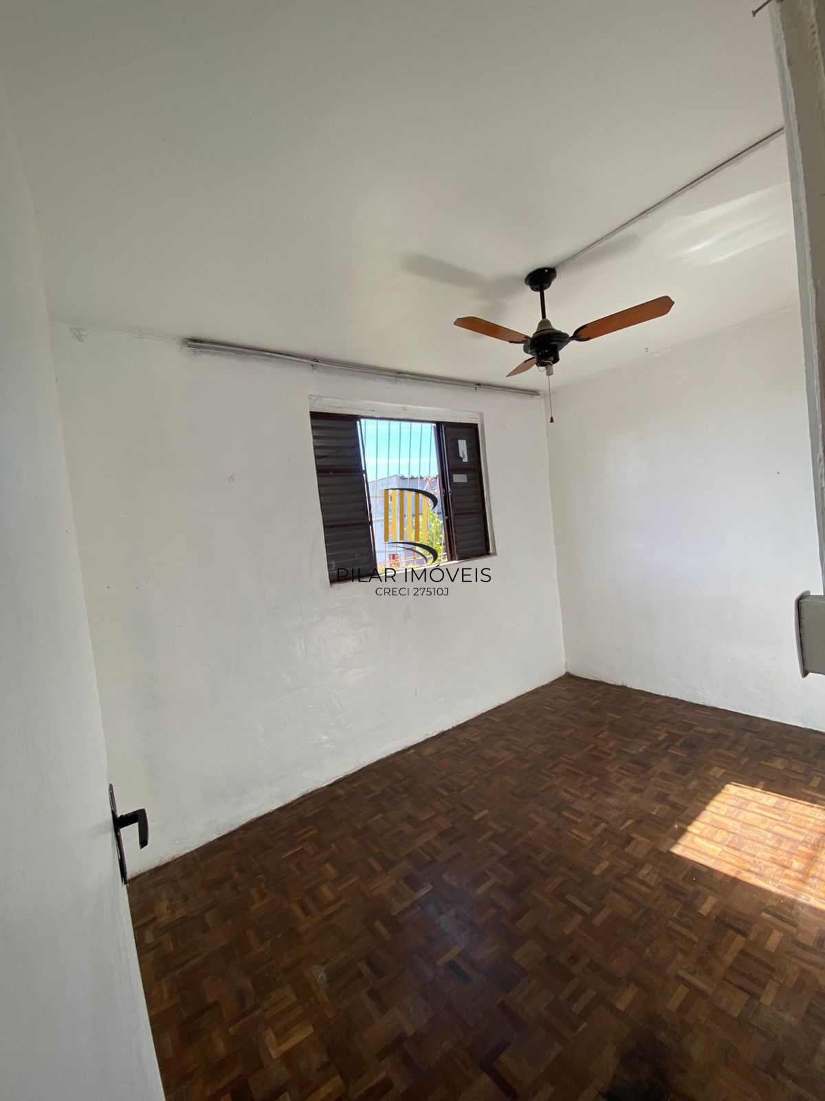 Apartamento com 02 quartos e 01 vaga no Bairro Rubem Berta em Porto Alegre