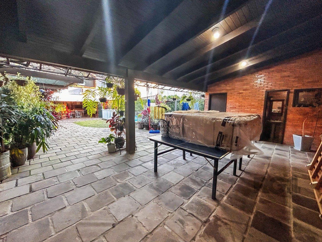 Casa 3 dormitórios, suíte, lareira, churrasqueira,, pátio, vaga garagem com 309 m² privativos.