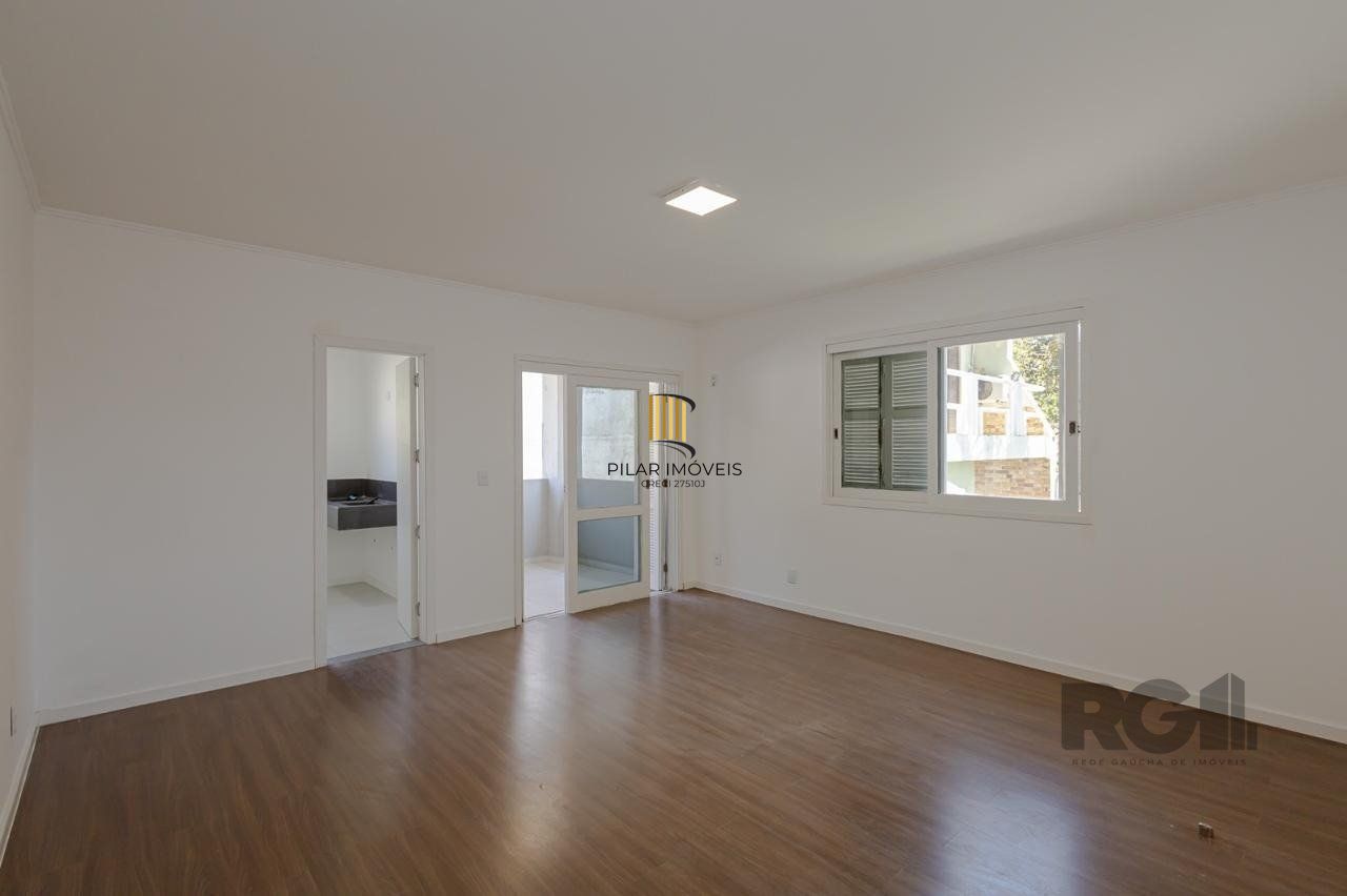 Casa de 3 dormitórios, suíte no bairro Teresópolis com 4 vagas de garagem