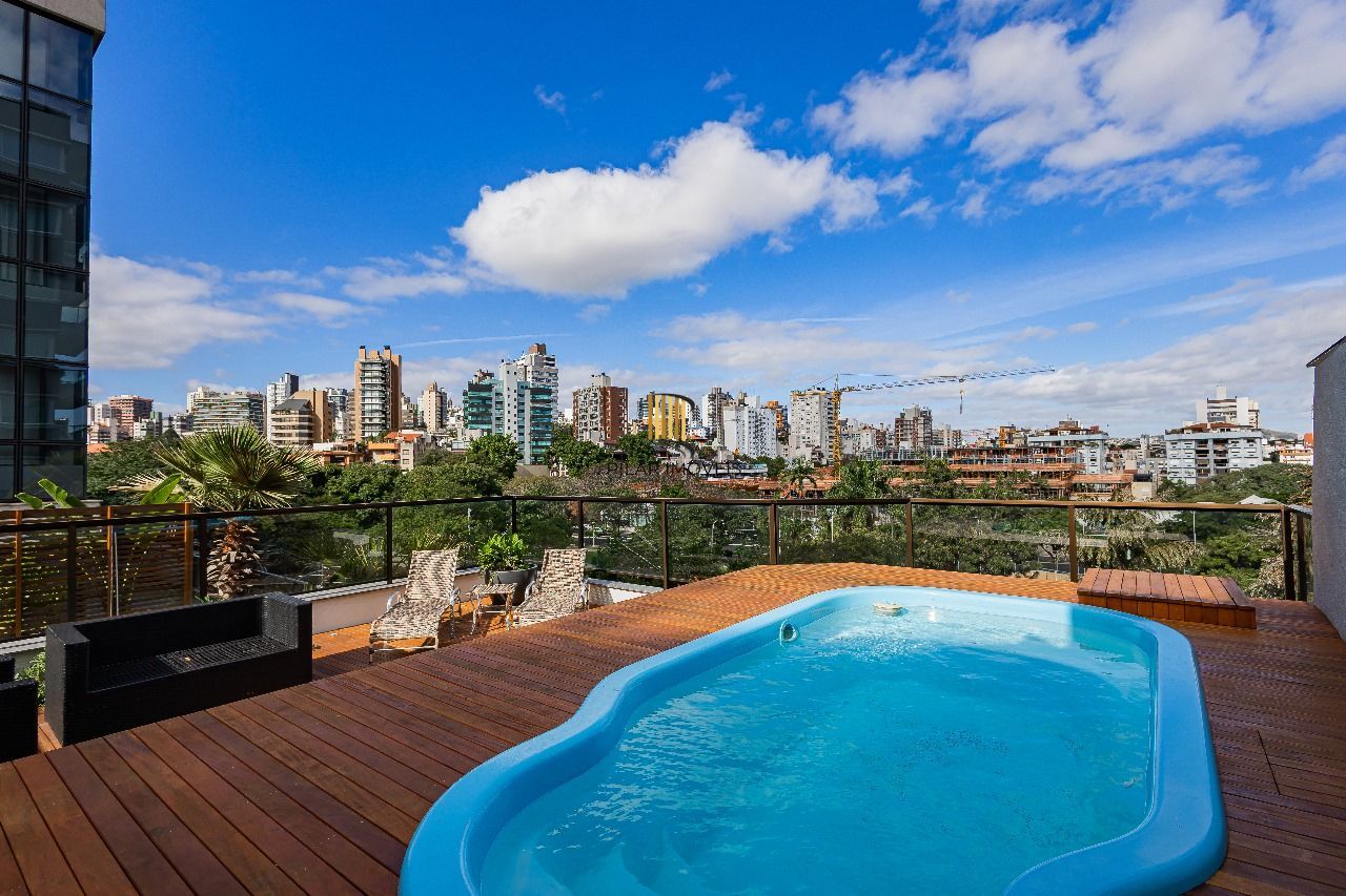 Cobertura com piscina em frente a praça da Encol no bairro Bela vista.