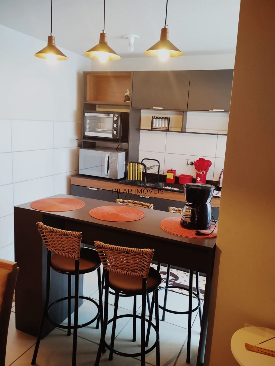 Apartamento de 2 dormitórios com vaga e portaria 24 horas !