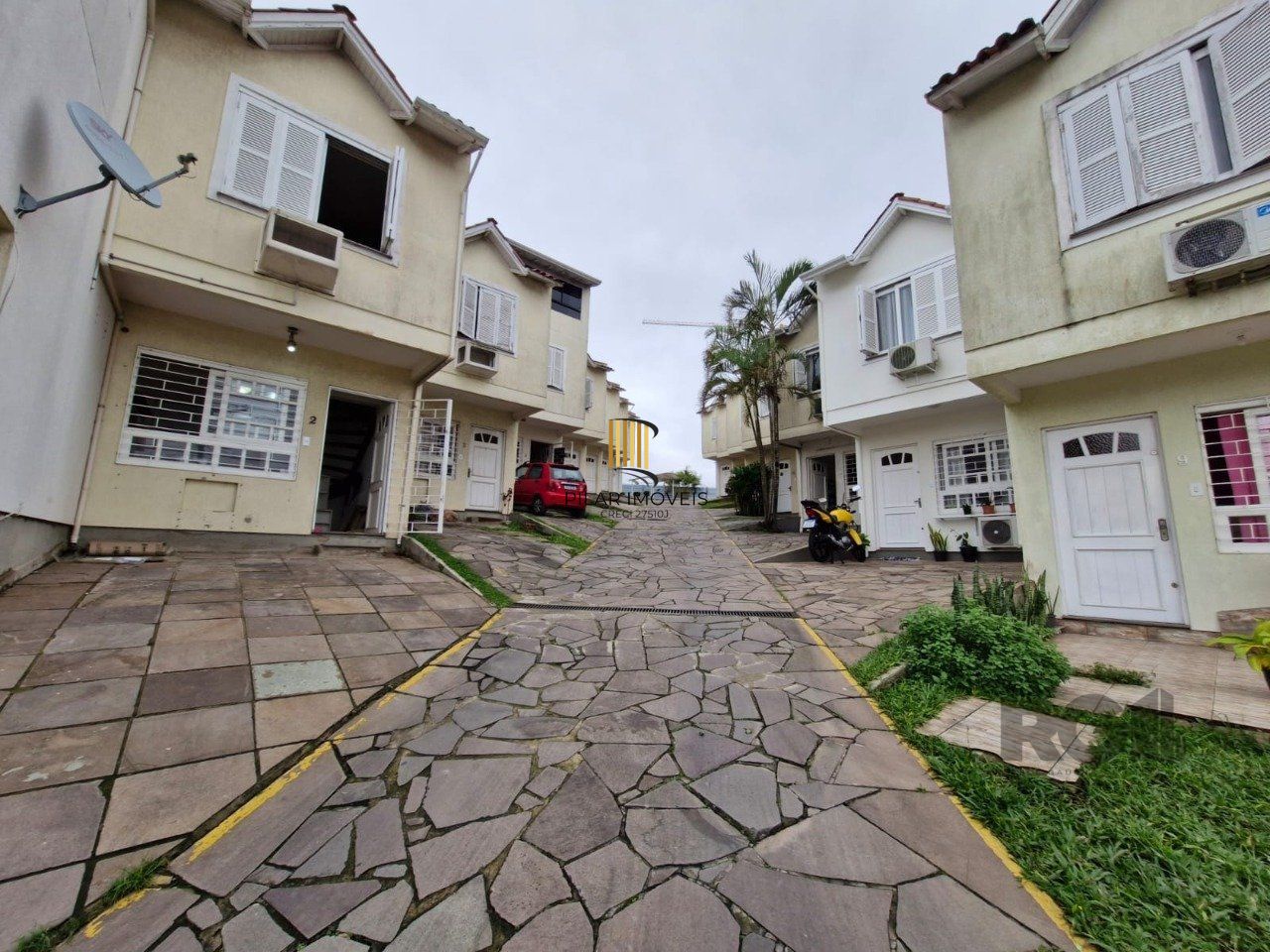 Sobrado a venda com 2 dormitórios e sótão, bairro Passo das Pedras Porto Alegre
