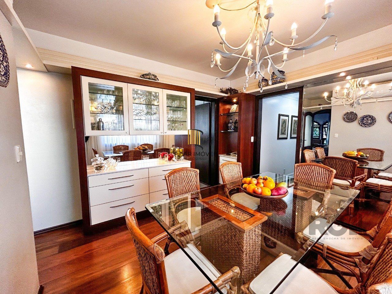 Casa 3 dormitórios, suíte, lareira, churrasqueira,, pátio, vaga garagem com 309 m² privativos.