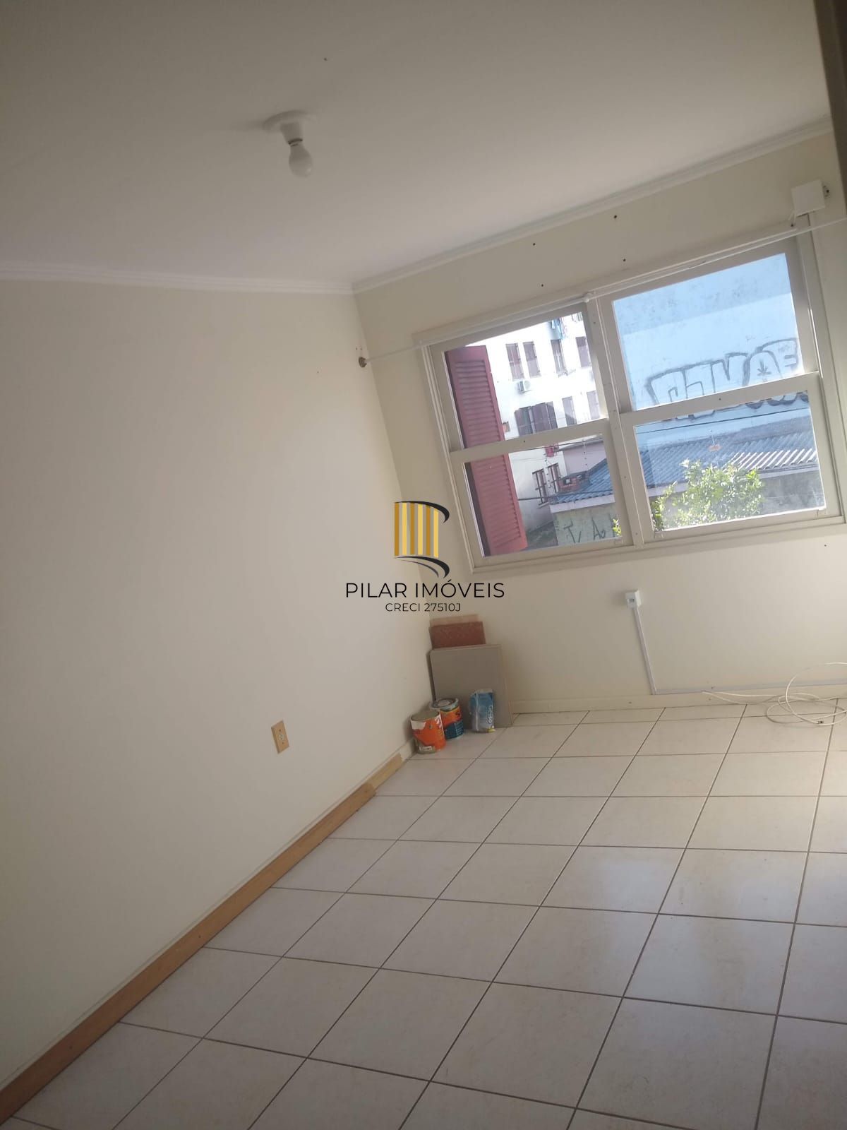 Apartamento com 02 quartos e 01 vaga escriturada no Bairro Rubem Berta