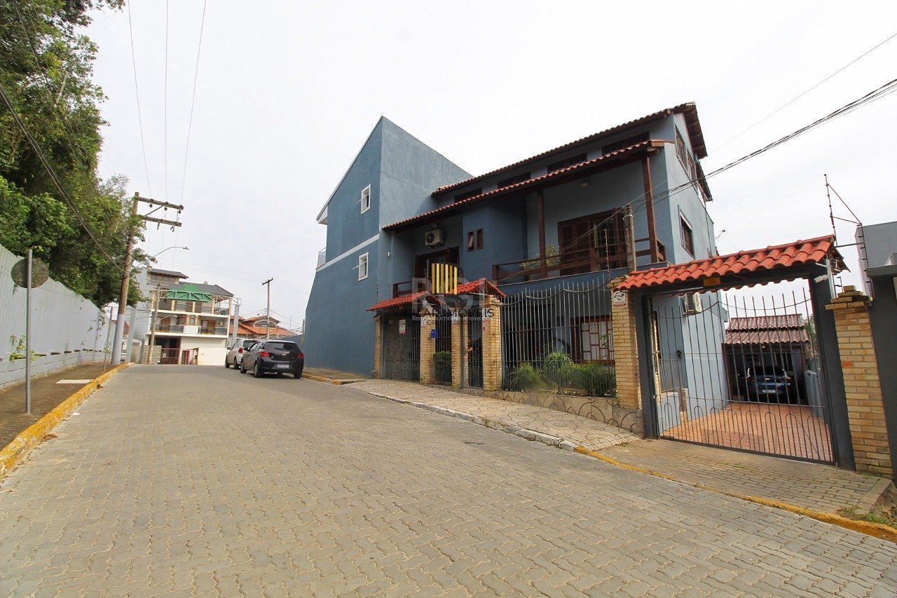 Casa para Venda - 339m², 3 dormitórios, 2 vagas - Vila Nova, Porto Alegre