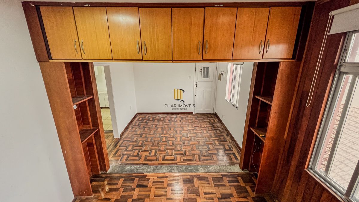 Apartamento com 02 quartos e 01 vaga, no Bairro Navegantes em Porto Alegre