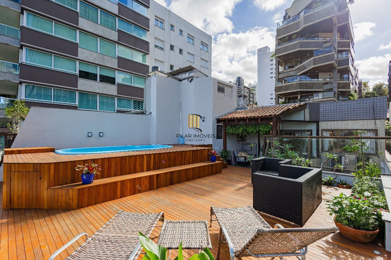 Cobertura com piscina em frente a praça da Encol no bairro Bela vista.