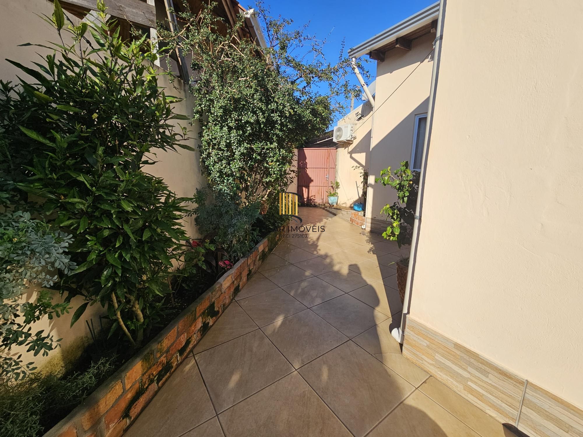 Oportunidade Única! Casa Residencial com 2 Quartos, 2 Banheiros e 2 Vagas de Garagem em Cachoeirinha, Rio Grande do Sul**