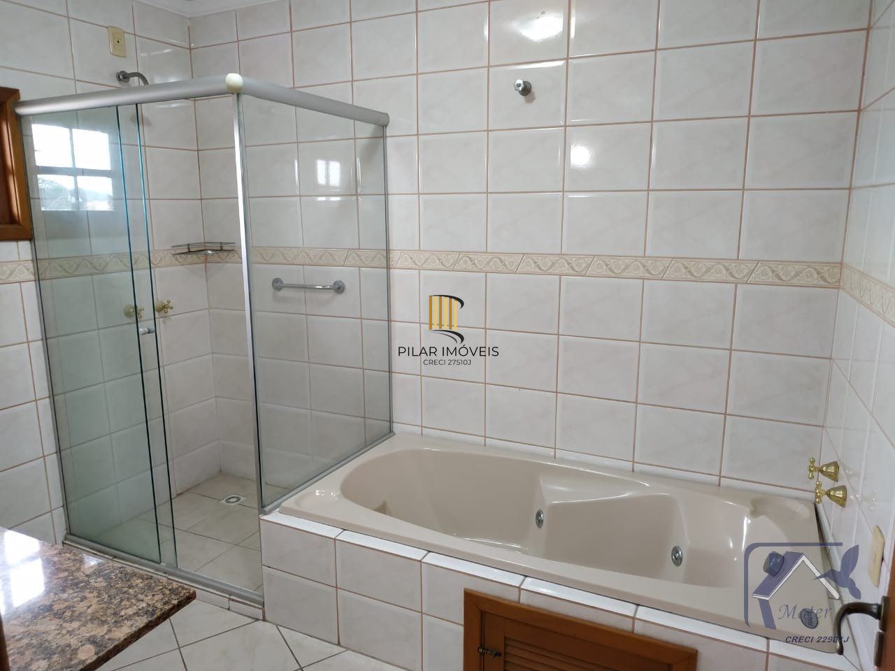 CASA COM 220m², 3 DORMITORIOS, SUITE, 4 VAGAS DE GARAGEM COBERTAS, BAIRRO IPANEMA, EM PORTO ALEGRE, RS