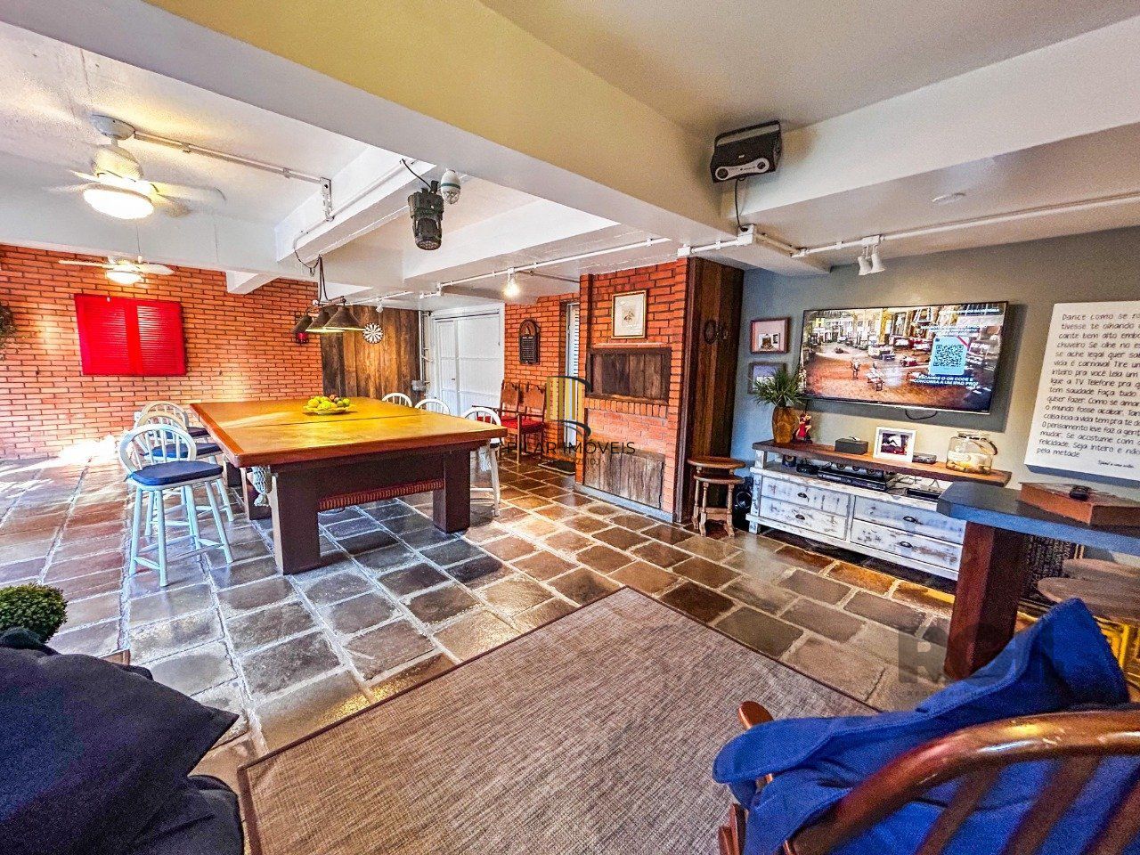 Casa 3 dormitórios, suíte, lareira, churrasqueira,, pátio, vaga garagem com 309 m² privativos.