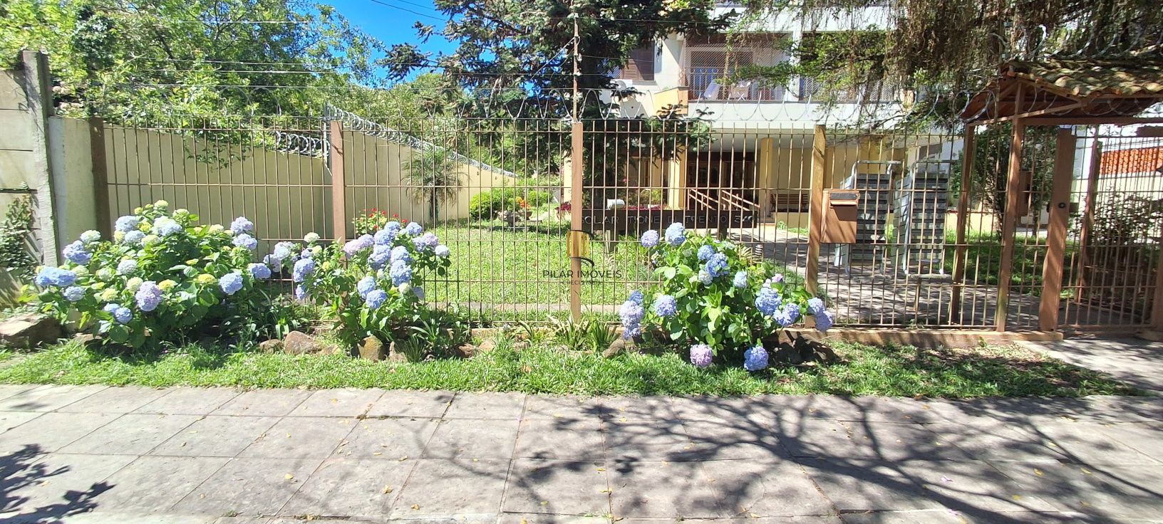 Apartamento com 03 quartos e 01 vaga escriturada no Bairro Tristeza