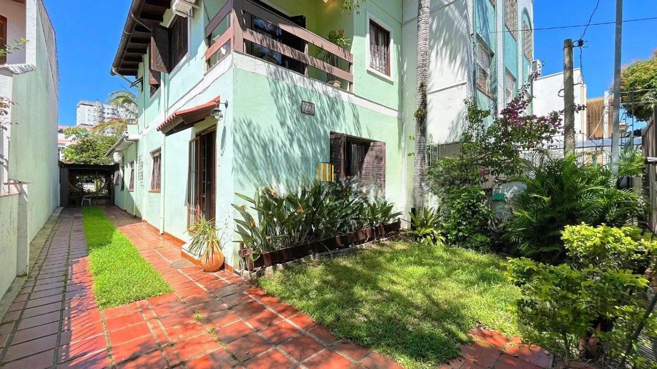 casa com 3 dormitórios, sendo 1 suíte, vaga para 4 carros, no bairro Santana
