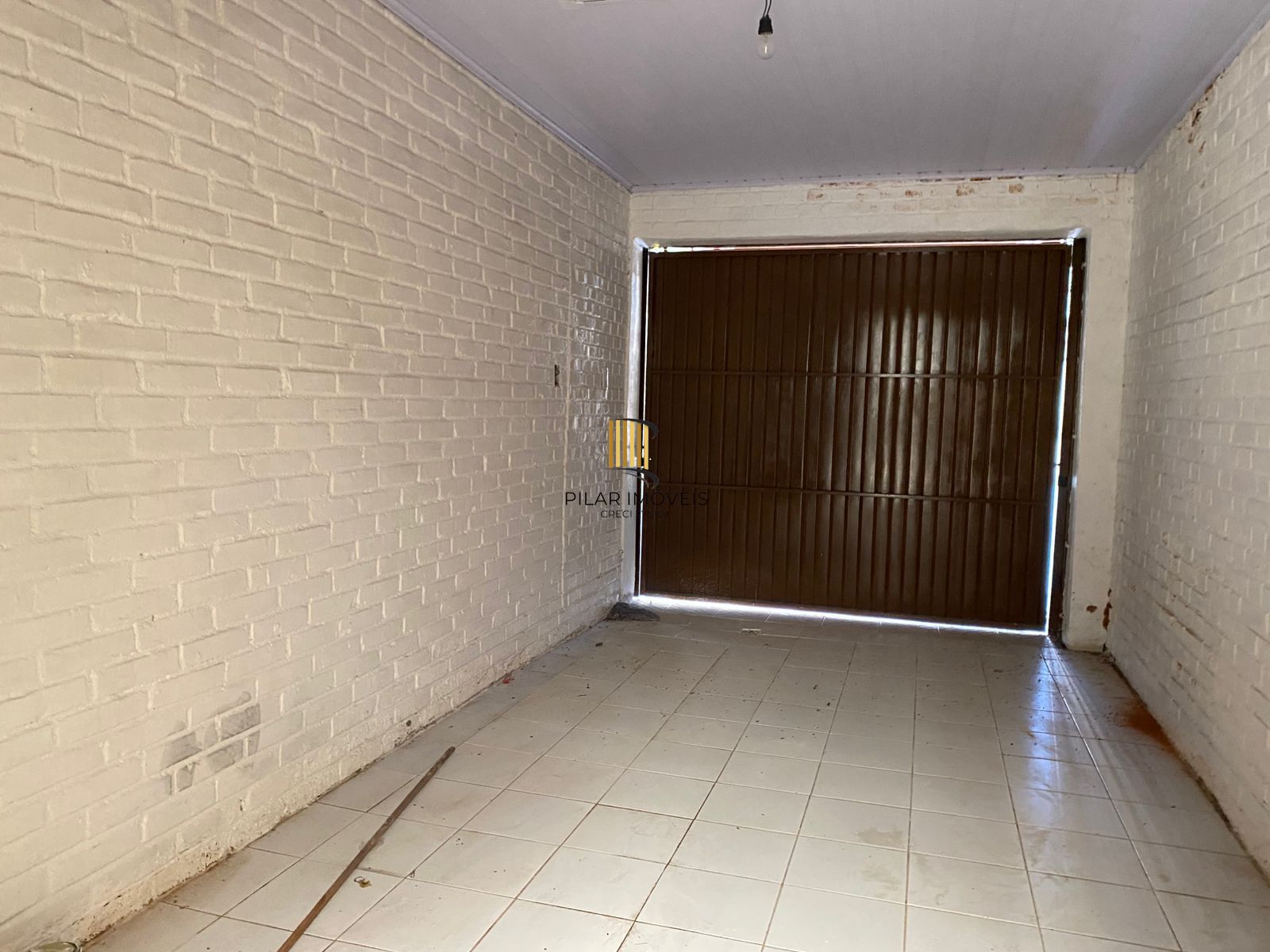 Casa de (3)três quartos, sendo uma suíte com duas vagas de garagem.