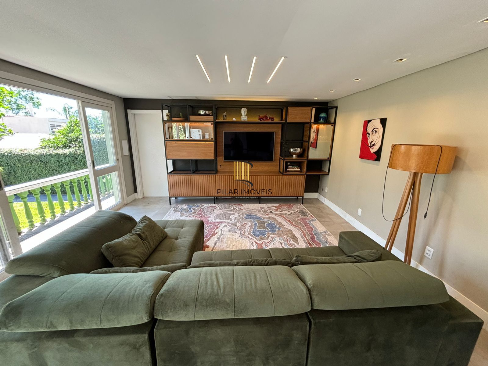 Casa 4 dormitórios, 1 suíte, 03 vagas, Bairro Três Figueiras, Porto Alegre.