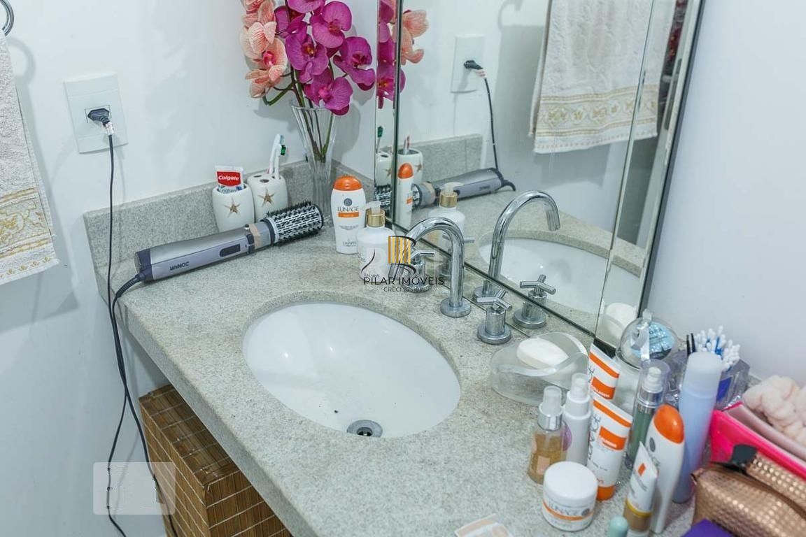 Apartamento com 3 quartos, 1 suíte, churrasqueira, 2 vagas de garagem, no bairro Cristal, Porto Alegre/RS