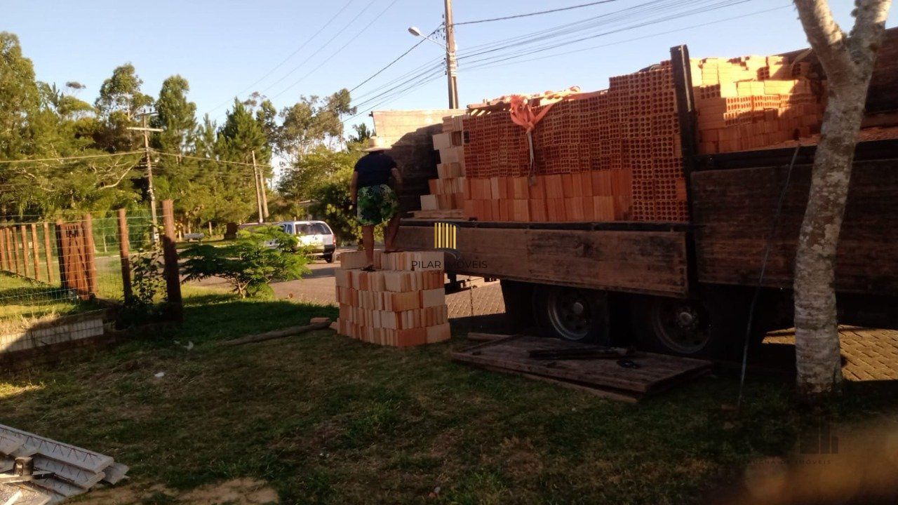 Casa com 3 dormitórios, 1 suíte, sacada, churrasqueira , vaga de garagem, em Passo de Torres/SC
