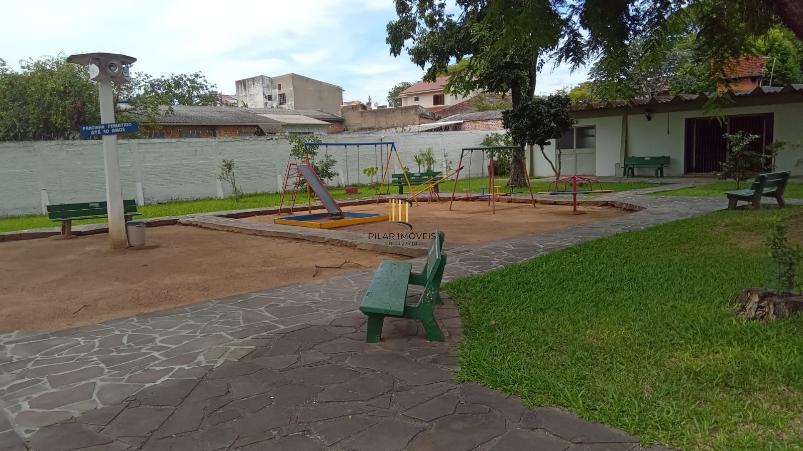 Apartamento de 2 dormitórios reformado com garagem escriturada fechada !