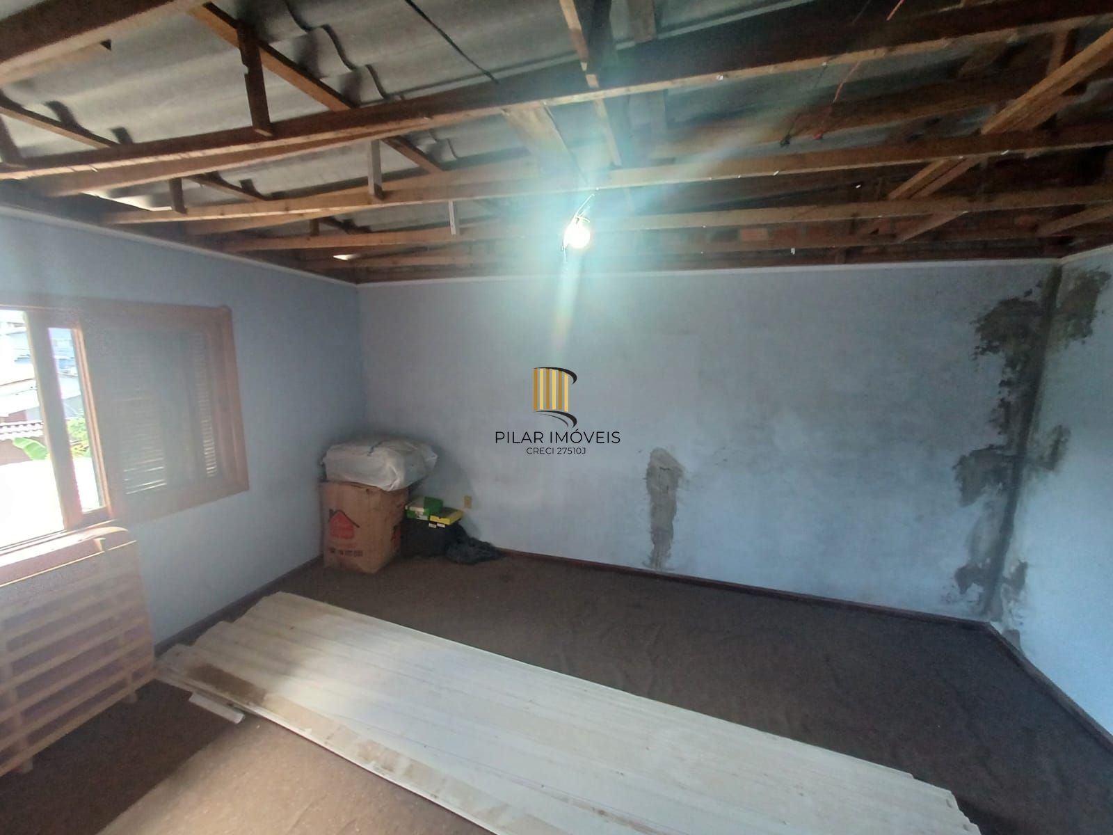 Casa com três dormitórios  e vaga pra dois carros.