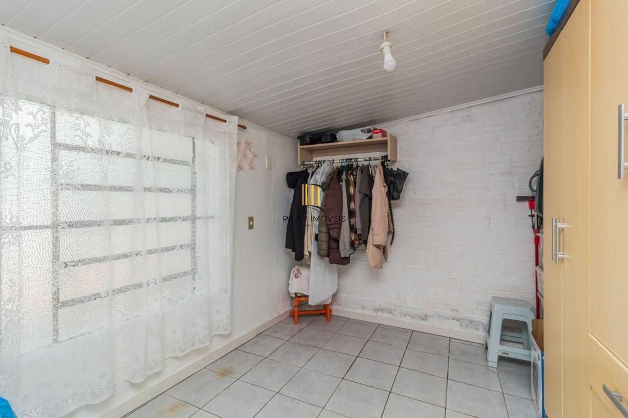 Casa com 2 dormitórios e 3 vagas de garagem !