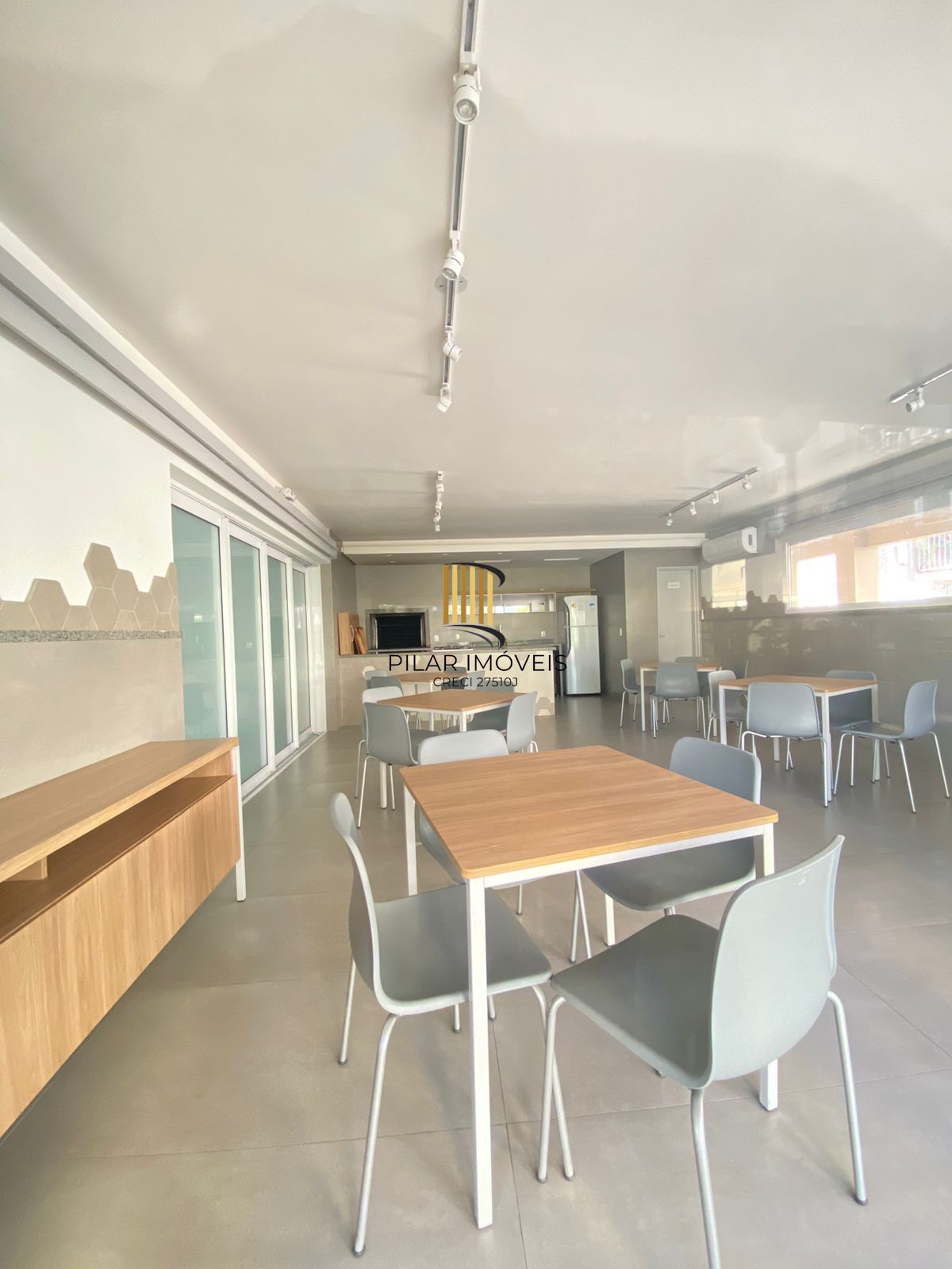 Apartamento com 03 quartos e 01 vaga  Bairro Camaquã