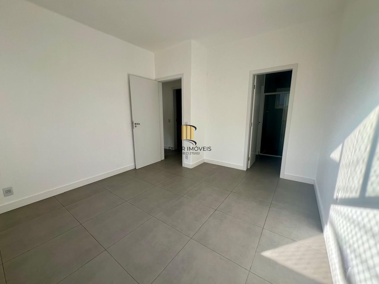 Apartamento 3 dormitórios, sacada em 107m2 no bairro Menino Deus
