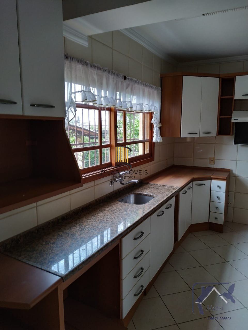 CASA COM 220m², 3 DORMITORIOS, SUITE, 4 VAGAS DE GARAGEM COBERTAS, BAIRRO IPANEMA, EM PORTO ALEGRE, RS