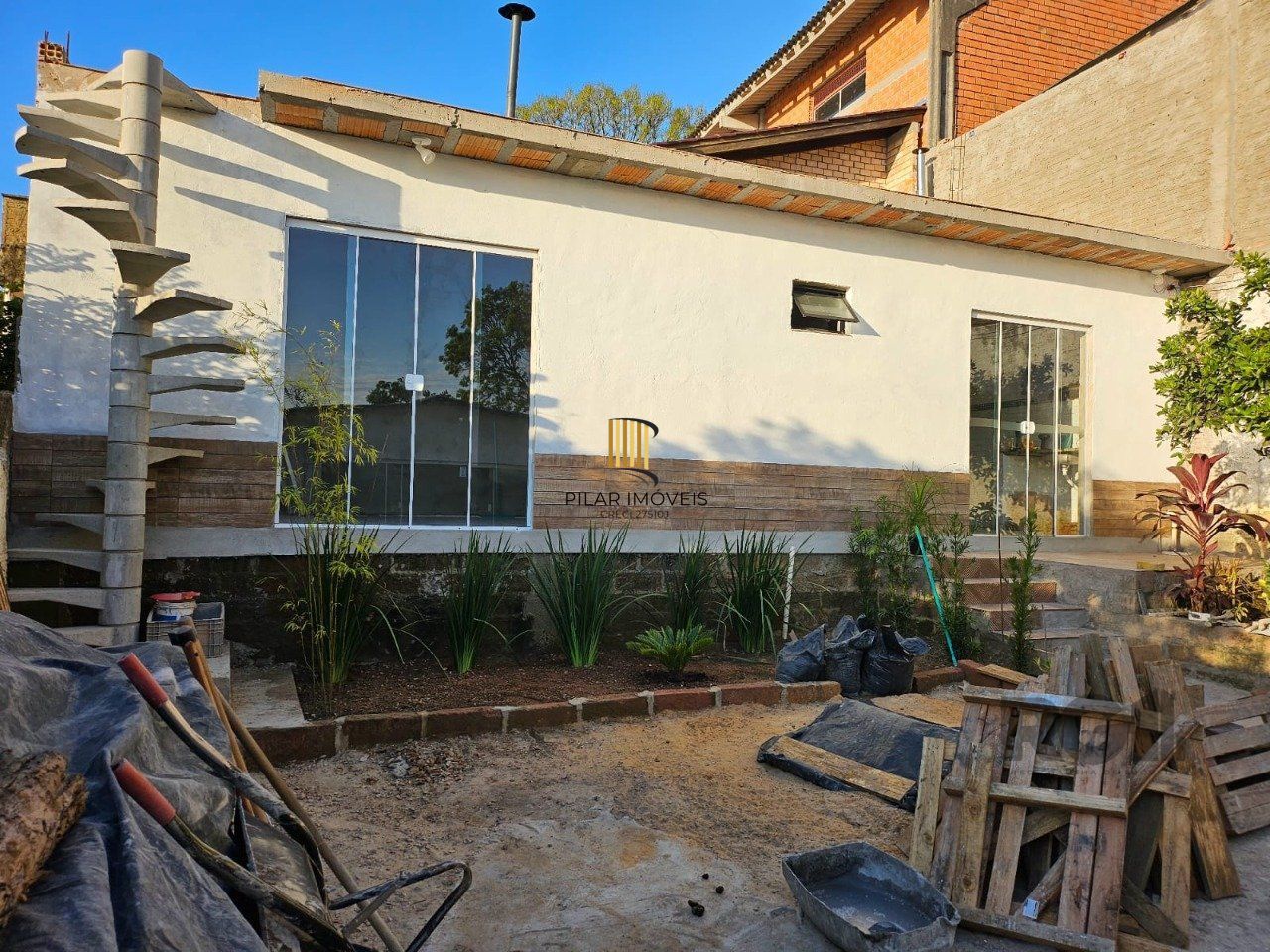 Terreno com casa com 3 quartos, vaga de garagem, no bairro Ipanema, Porto Alegre/RS