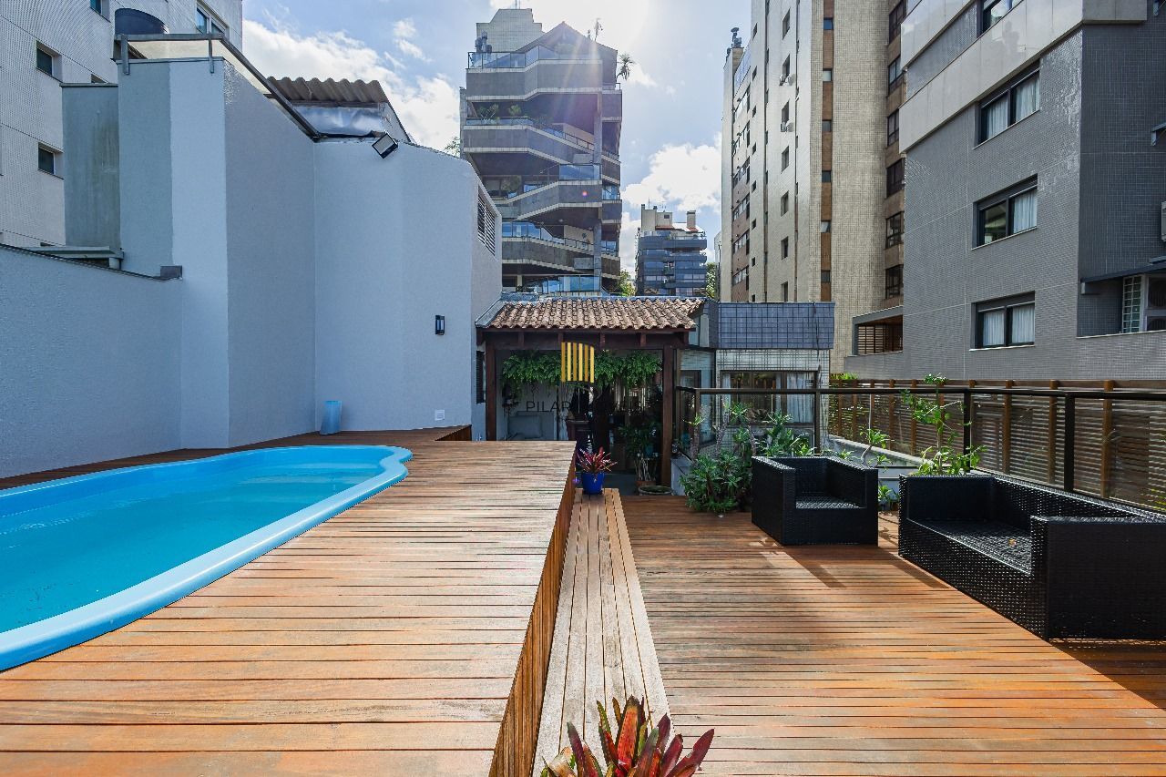 Cobertura com piscina em frente a praça da Encol no bairro Bela vista.