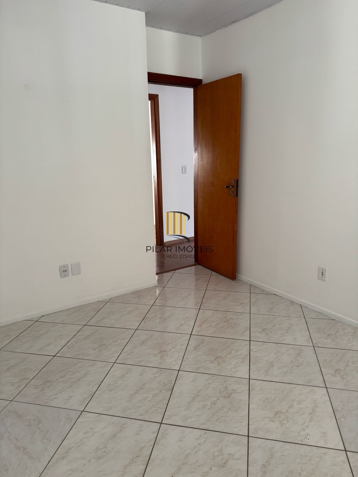 Casa com 02 quartos e 02 vagas no Bairro Hípica