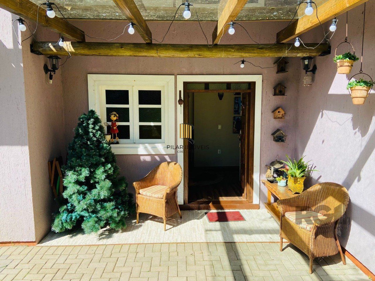 Casa com 2 suítes, lareira, deck, vaga de garagem - 140m² no bairro Laje de Pedra, Canela/RS