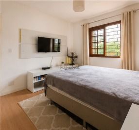 Casa 4 domitorios sendo uma suite com 6 vagas em 195m2 no bairro Guaruja.