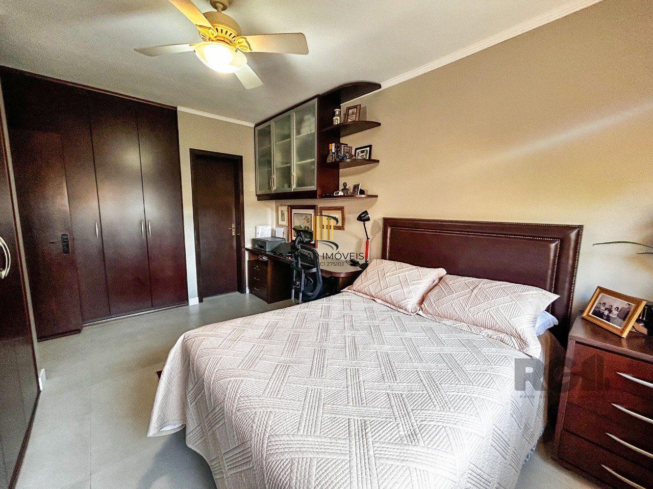 Casa 3 dormitórios, suíte, lareira, churrasqueira,, pátio, vaga garagem com 309 m² privativos.