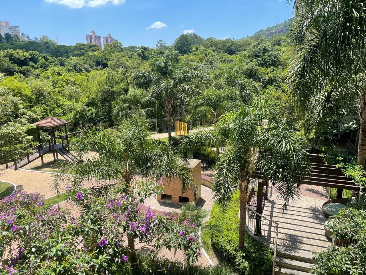 Impecável apartamento semimobiliado, 2 dormitórios, 2 banheiros e 1 vaga coberta