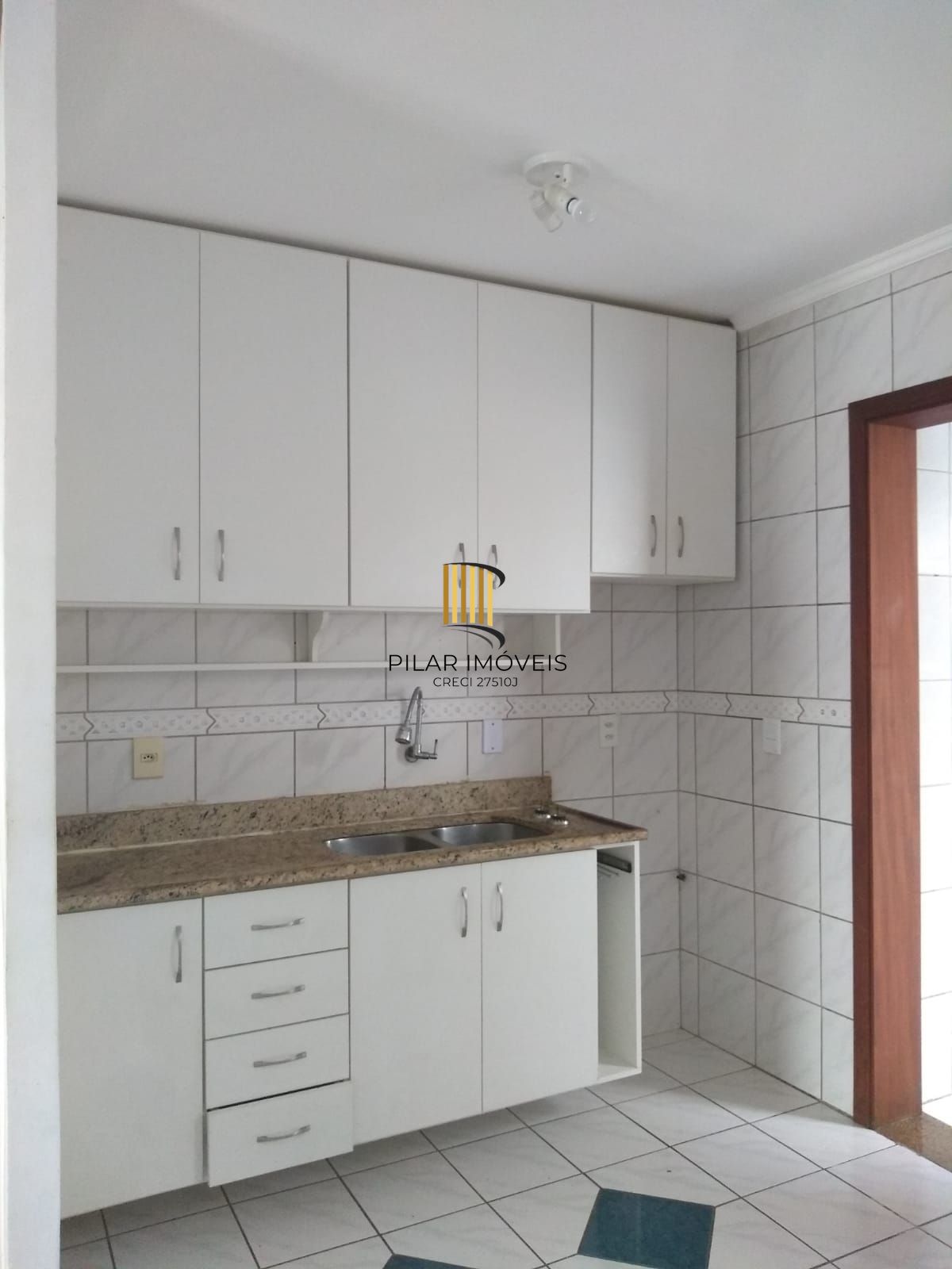 Casa em condomínio fechado  com 94m2, 3 dormitórios no bairro Camaquã.