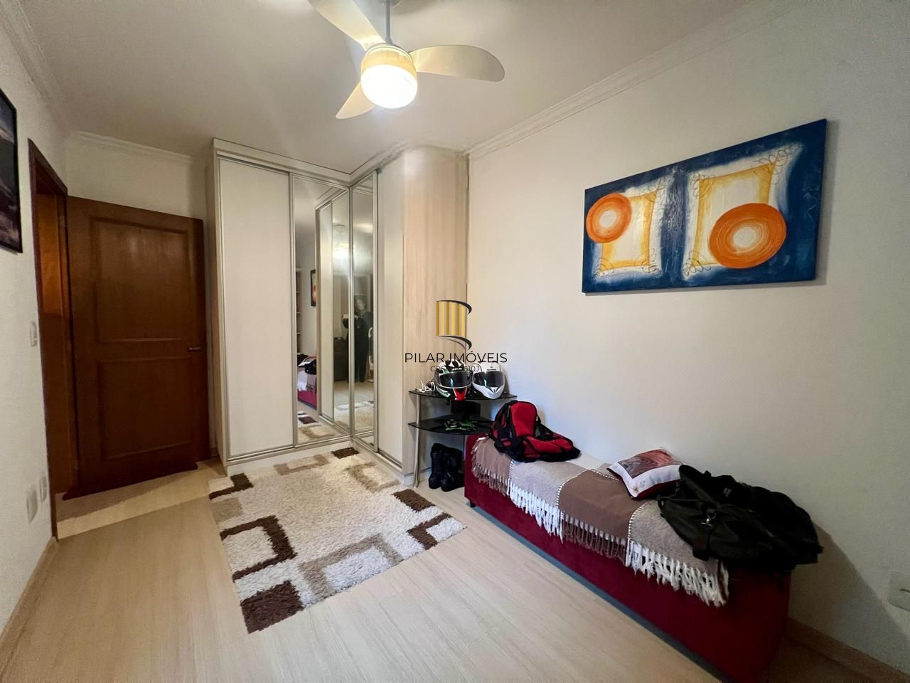 Casa em condomínio 2 dormitórios sem um com closet, vaga coberta, no bairro Cel. Aparicio Borges.