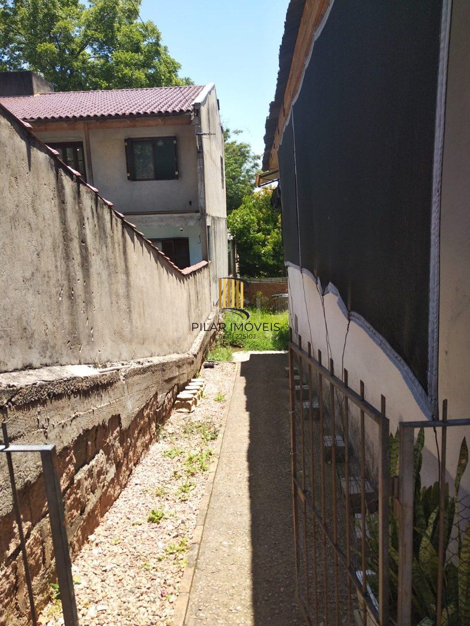 Casa 2 dormitórios, sala, banheiro garagem coberta, terreno 694m² bairro Camaquã, Porto Alegre/RS