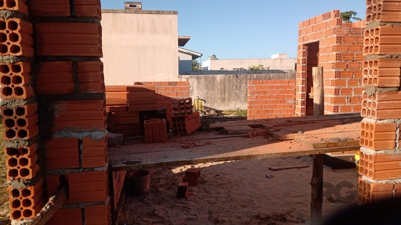 Casa com 3 dormitórios, 1 suíte, sacada, churrasqueira , vaga de garagem, em Passo de Torres/SC