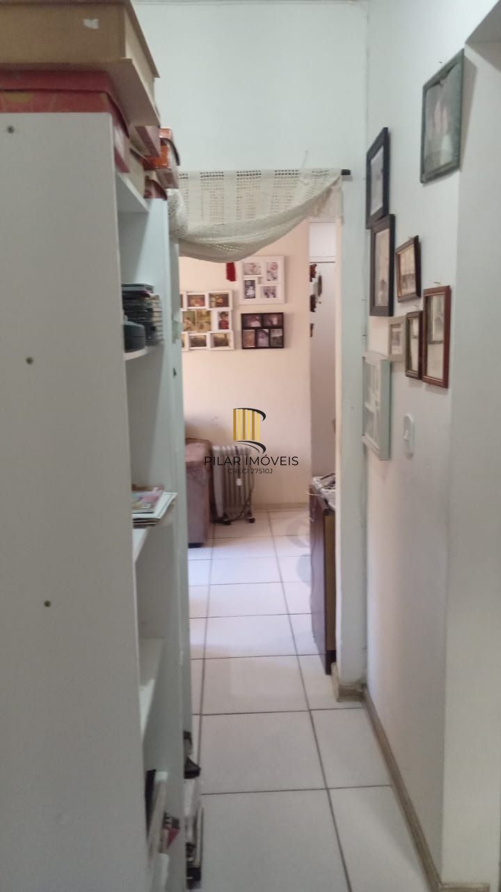 Apartamento de 2 dormitórios um lance de escada