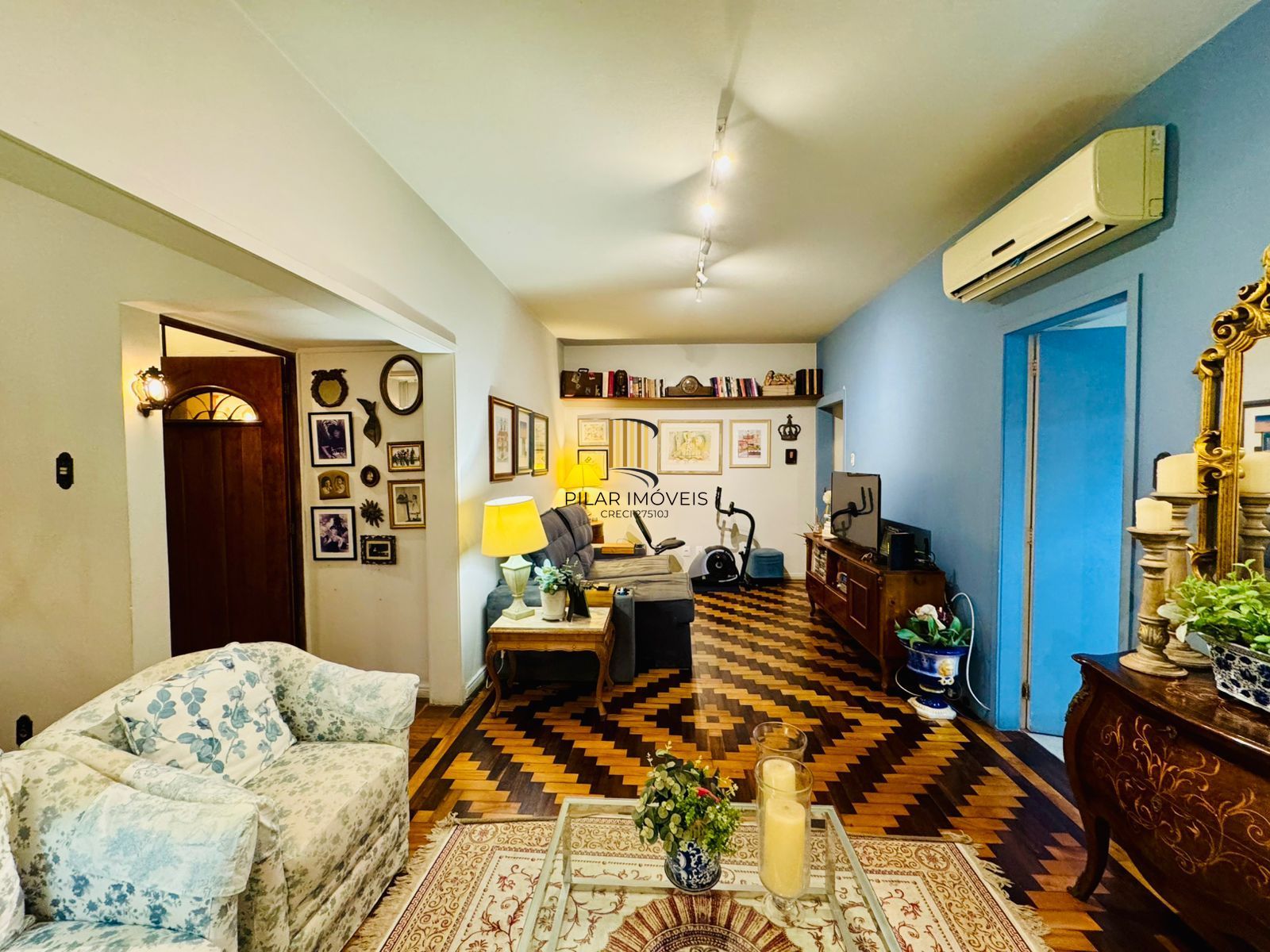 Bom Fim. Apartamento 3 dormitórios com living estendido.